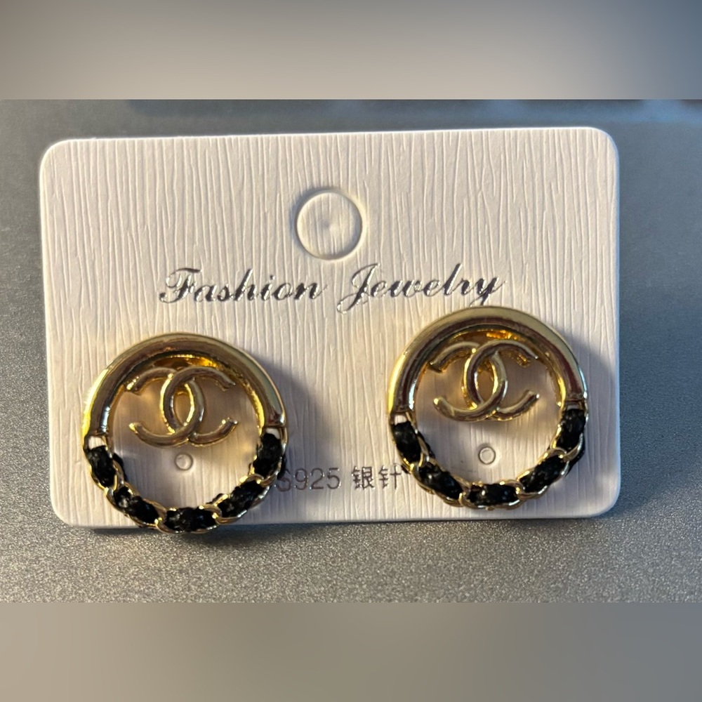 Elegant Fashion Gold Plated and Black Earrings